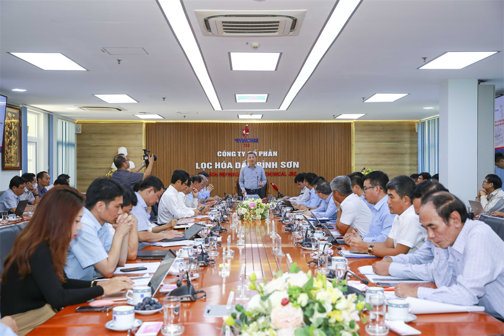 Đoàn giám sát của Ủy ban Thường vụ Quốc hội làm việc tại Công ty cổ phần lọc hóa dầu Bình Sơn.