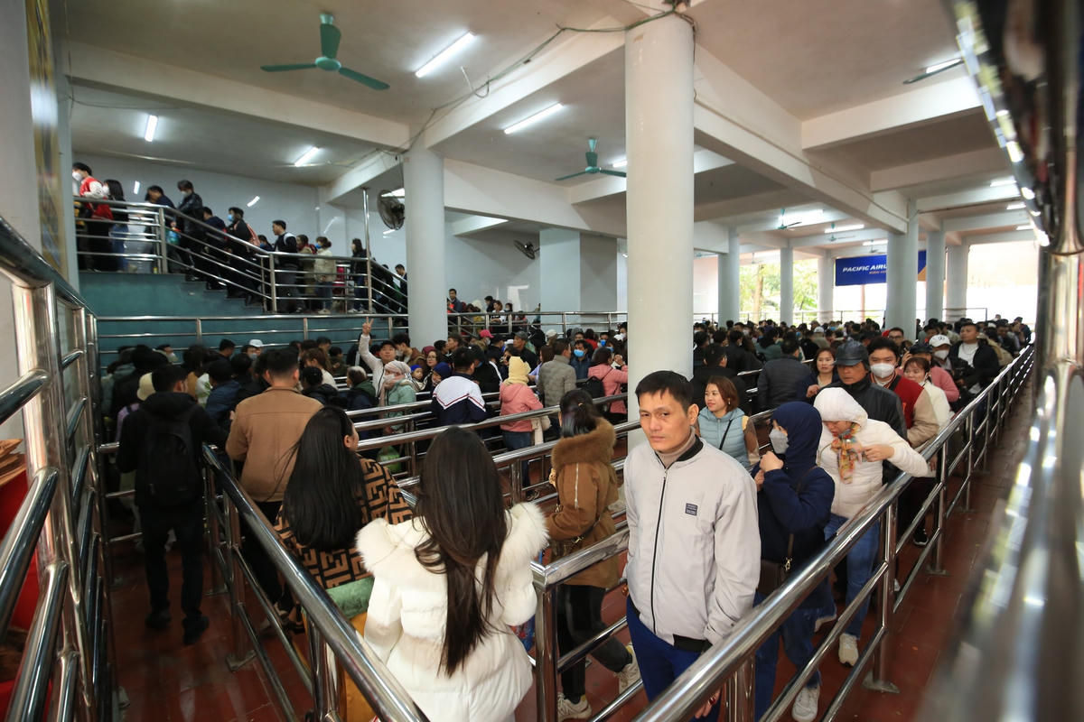 Ngay trong ngày khai hội dòng người đổ về đông nghịt.