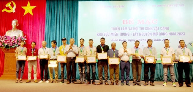 Ban tổ chức trao giấy chứng nhận, HCĐ cho các tác giả có tác phẩm cây cảnh nghệ thuật đoạt giải.