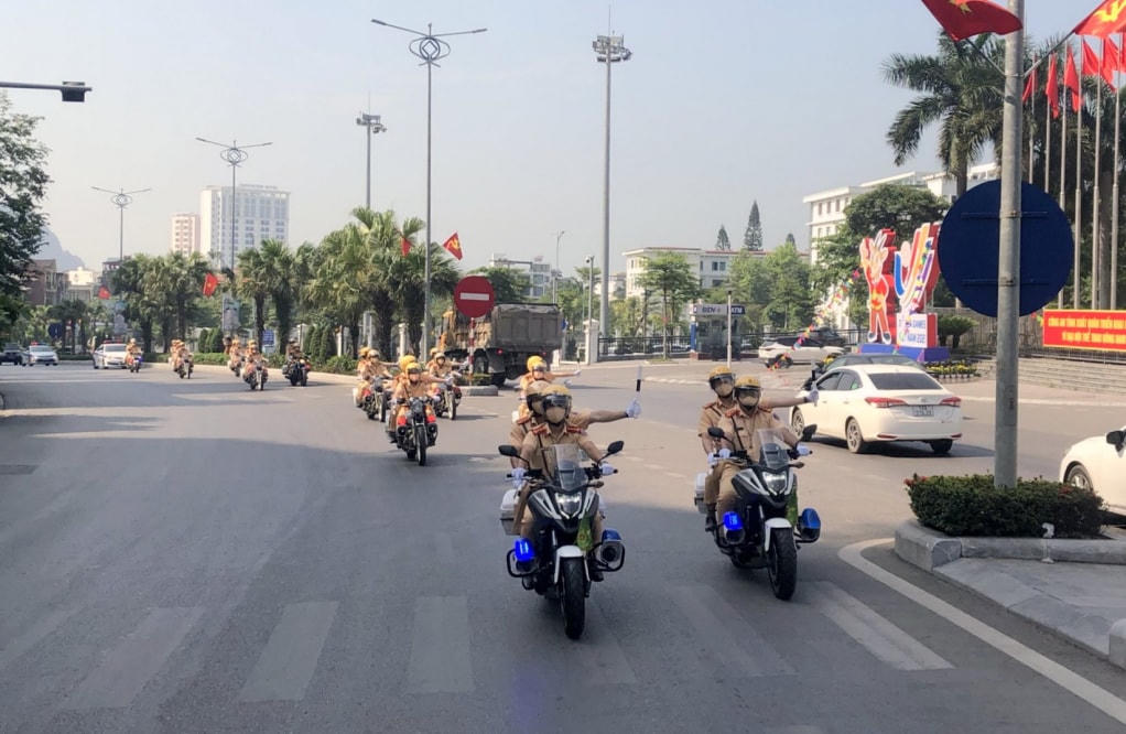 Các lực lượng diễu hành qua các tuyến phố chính của TP Hạ Long. 