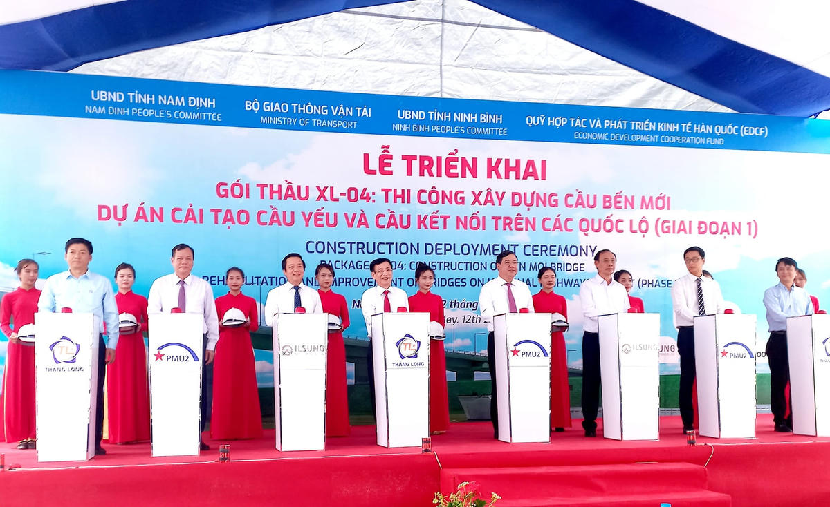 Lãnh đạo đơn vị chủ đầu tư, lãnh đạo hai tỉnh Nam Định, Ninh Bình thực hiện nghi thức bấm nút triển khai Dự án.