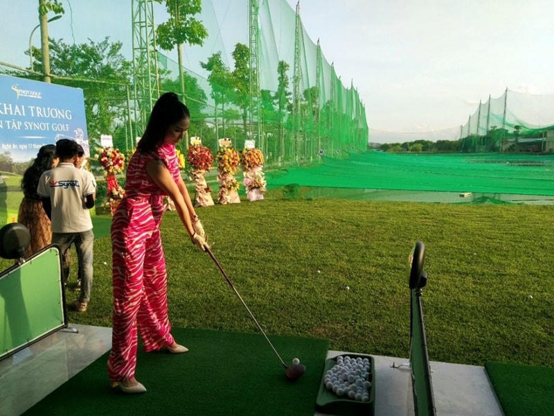 Các “quan khách” tham dự, chứng kiến và trải nghiệm tại Lễ khai trương sân tập golf mà chủ đầu tư đã xây dựng trái phép trong Dự án nuôi cá rô phi Israel công nghệ cao.