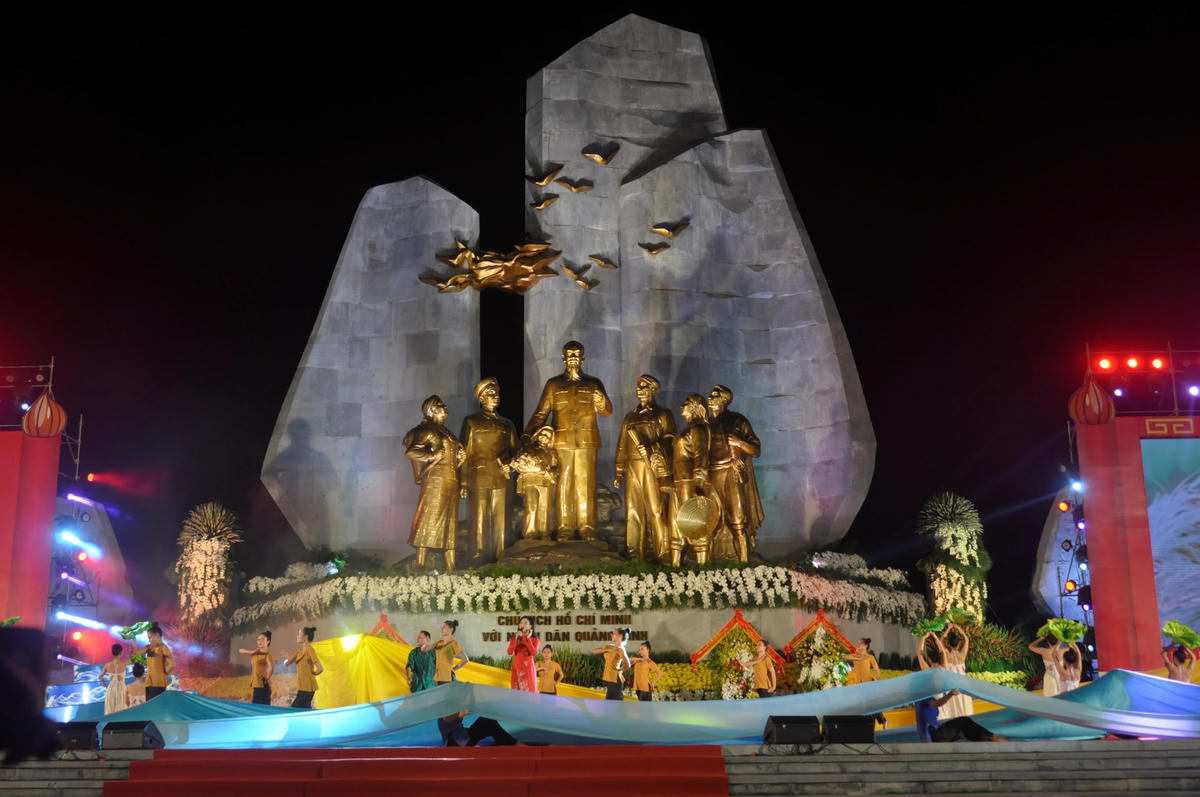 Quảng trường Hồ Chí Minh nơi diễn ra trọng thể lễ kỷ niệm 65 năm Bác Hồ về thăm Quảng Bình.