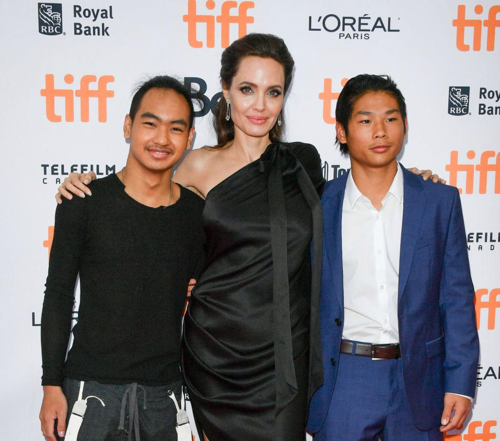 Angelina Jolie thuê Maddox và Pax Thiên làm trợ lý đạo diễn.