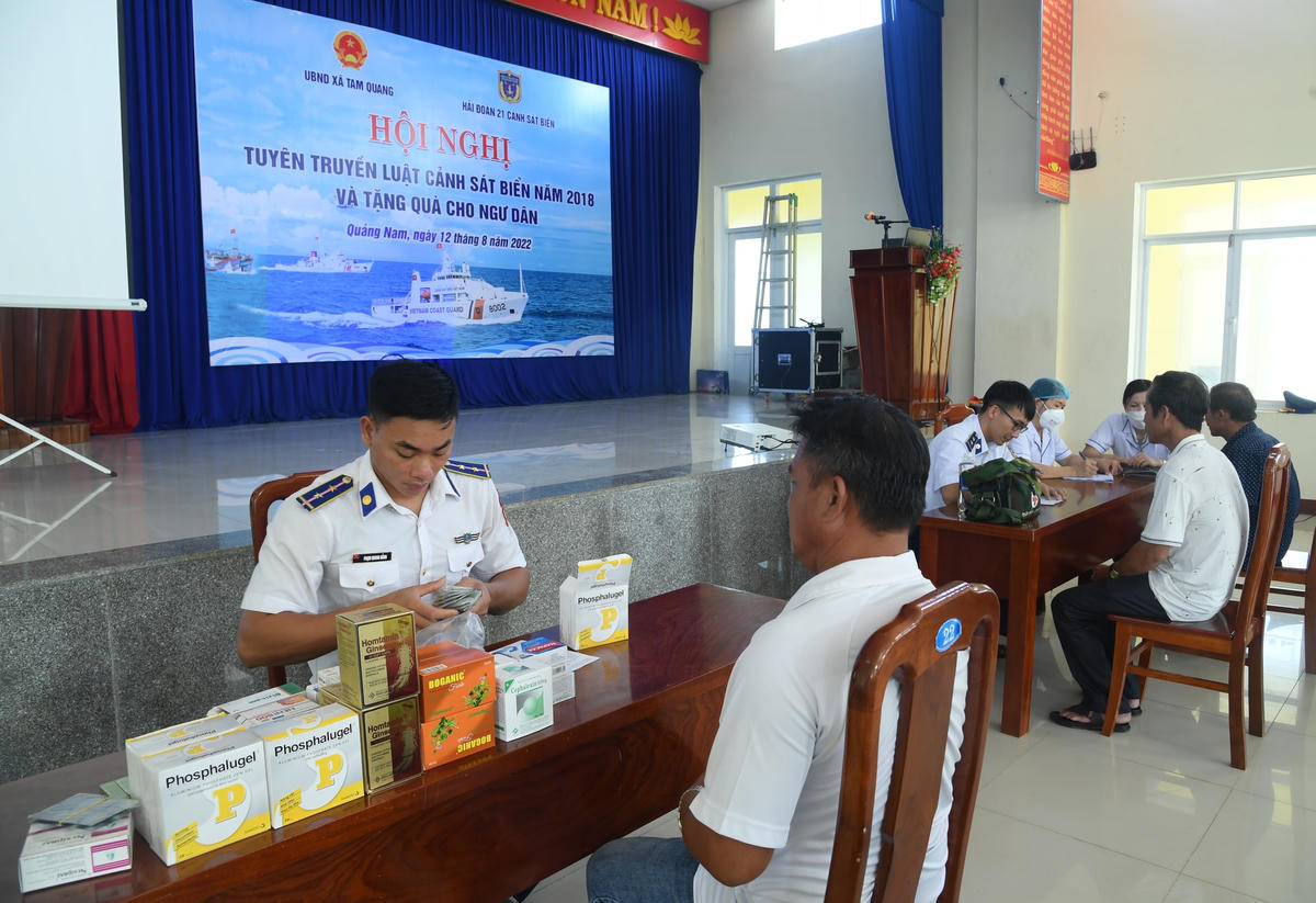 Hải đoàn 21 khám bệnh, cấp phát thuốc cho ngư dân. 