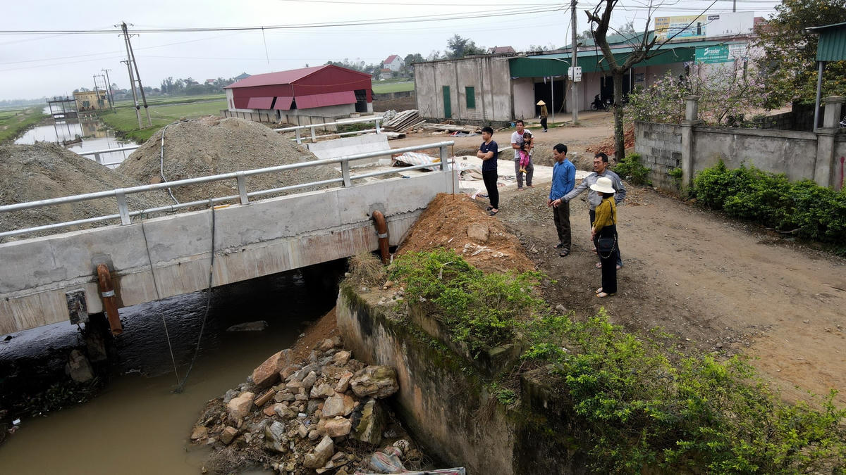 Đường dân sinh bị lấn mất khoảng 1/3 chiều rộng.