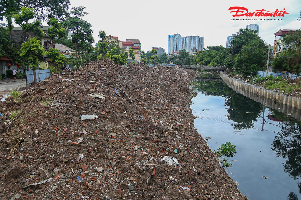 Đất đá chất đống ngay giữa lòng sông, ngăn dòng chảy.