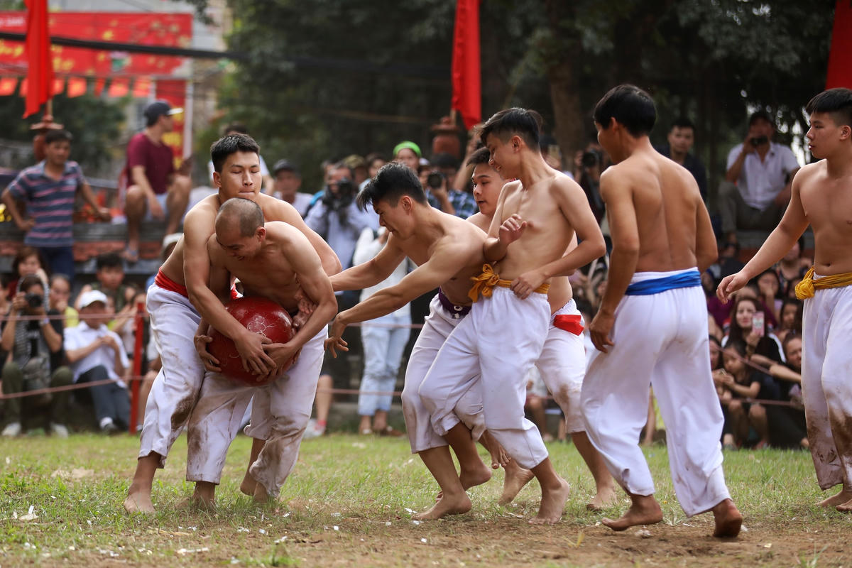 Lễ hội vật cầu Thúy Lĩnh (phường Lĩnh Nam, quận Hoàng Mai, Hà Nội). Ảnh: Quang Vinh