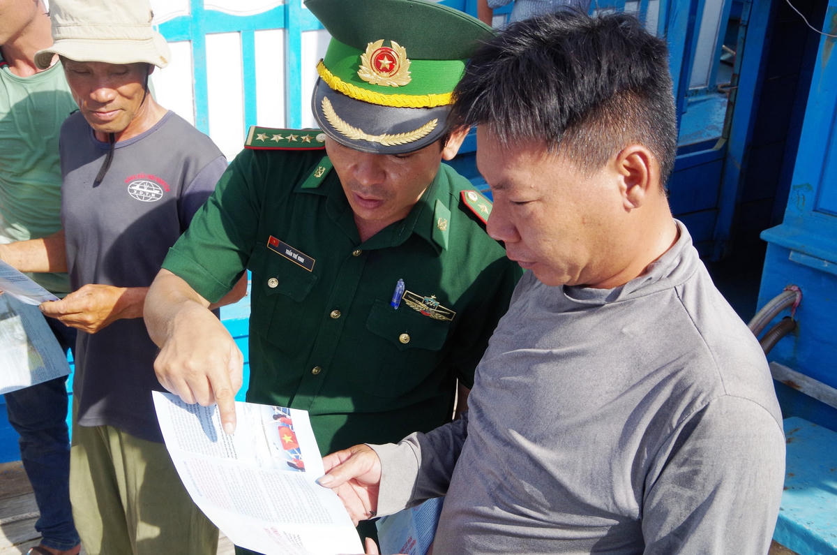 Bộ đội Biên phòng tỉnh Quảng Ngãi tuyên truyền cho ngư dân về chống khai thác IUU.