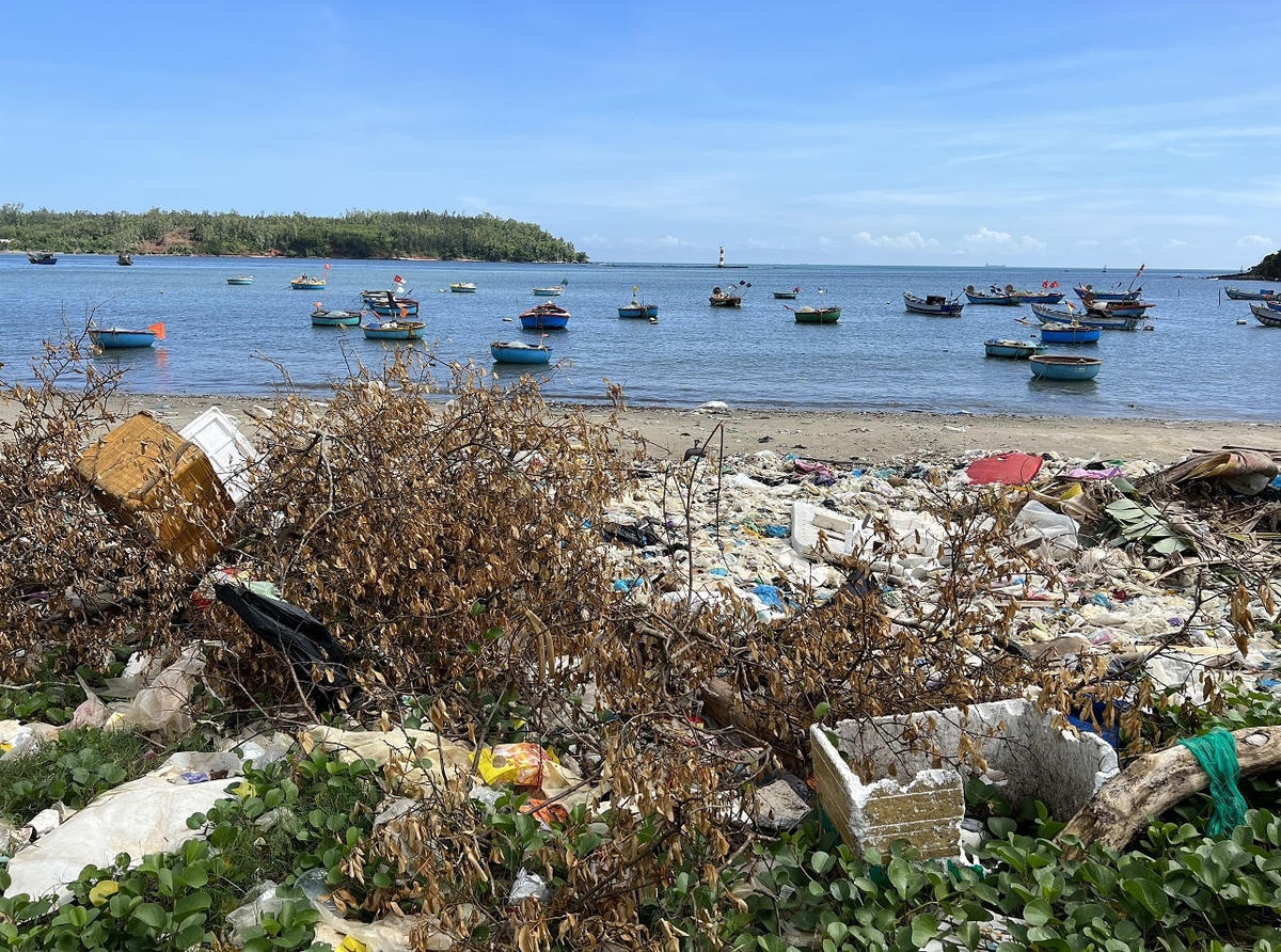 Bờ biển An Vĩnh hiện đang bị rác thải tấn công.