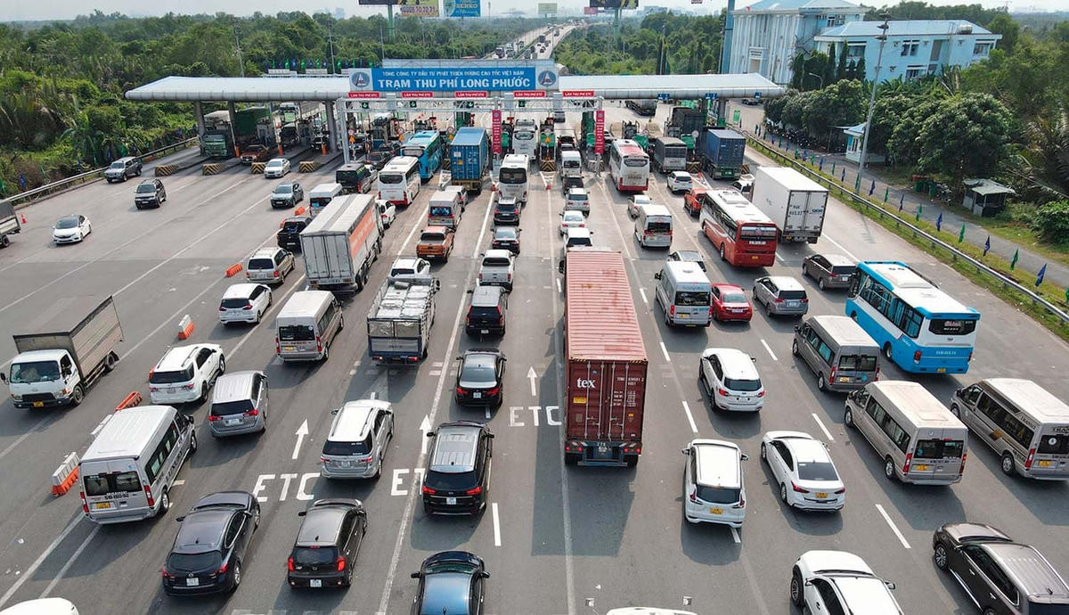 Quá tải trên cao tốc TP HCM - Long Thành. Ảnh: Anh Minh.