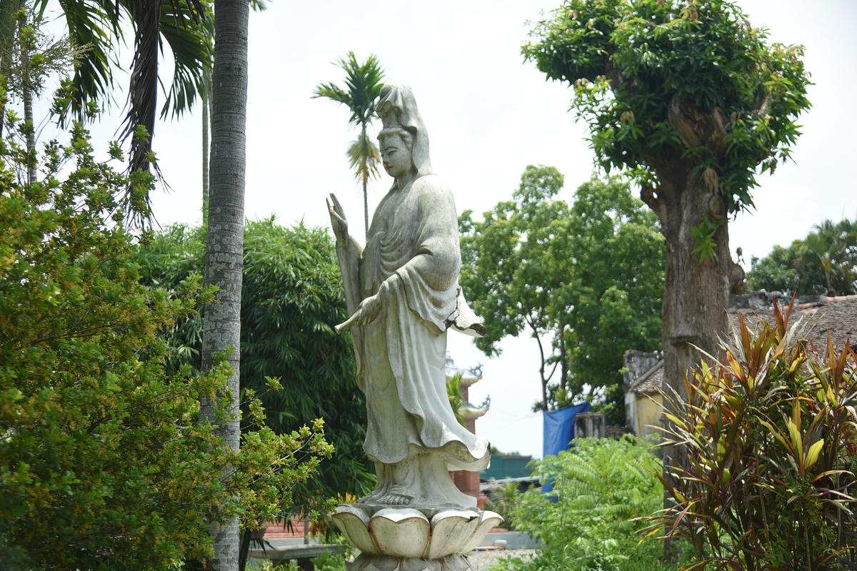 Phía trước sân, tượng Phật Quan Âm cao 5 mét có dấu hiệu bị nứt vỡ.