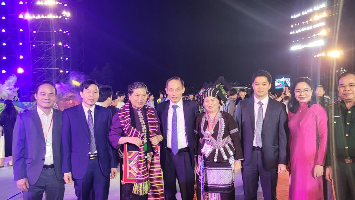 Đại diện các vị lãnh đạo Đảng, Nhà nước, tỉnh Lai Châu và Bộ VHTTDL tại Lễ khai mạc.