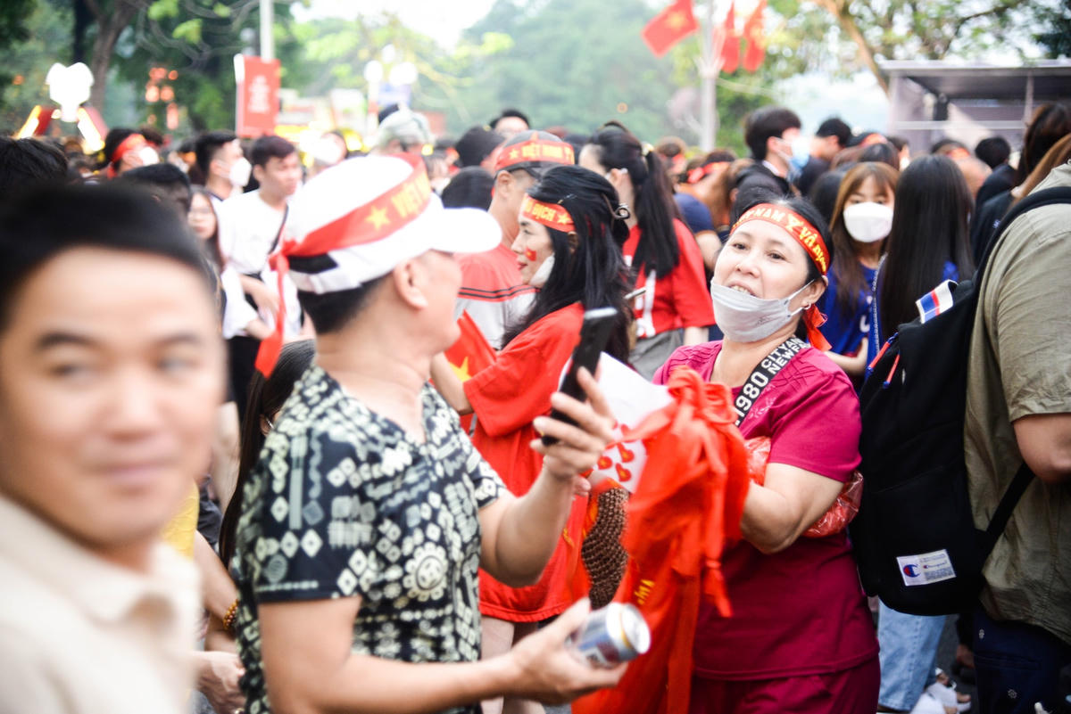Người dân hào hứng, chuẩn bị cờ và băng rôn từ tối hôm qua. Chị Nguyễn Thu Huyền (người dân tại quận Hoàn Kiếm) cho biết: "Sau trận thắng tối qua của đội tuyển bóng đá nữ Việt Nam, tôi cùng với cả gia đình rất háo hức và quyết định tối nay sẽ lên phố đi bộ để xem nốt trận chung kết bóng đá nam".
