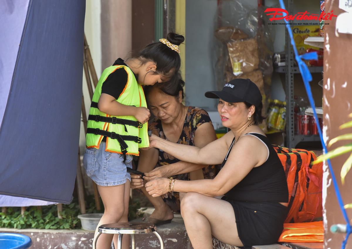 Nhằm đảm bảo an toàn cho các em xuống bơi, hầu hết các phụ huynh đều xuống tắm cùng, mặc áo phao kỹ càng đề phòng những chuyện không may xảy ra.