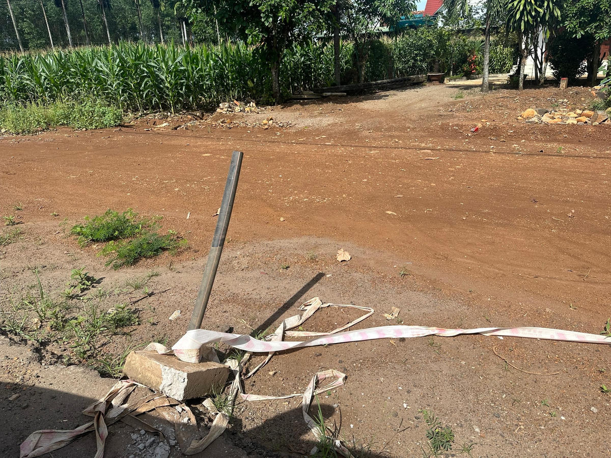 Nhiều đoạn dây cảnh báo trên các đoạn đường thi công đã bị đứt, rách nhưng không được thay mới Ảnh: Mạnh Thìn.  