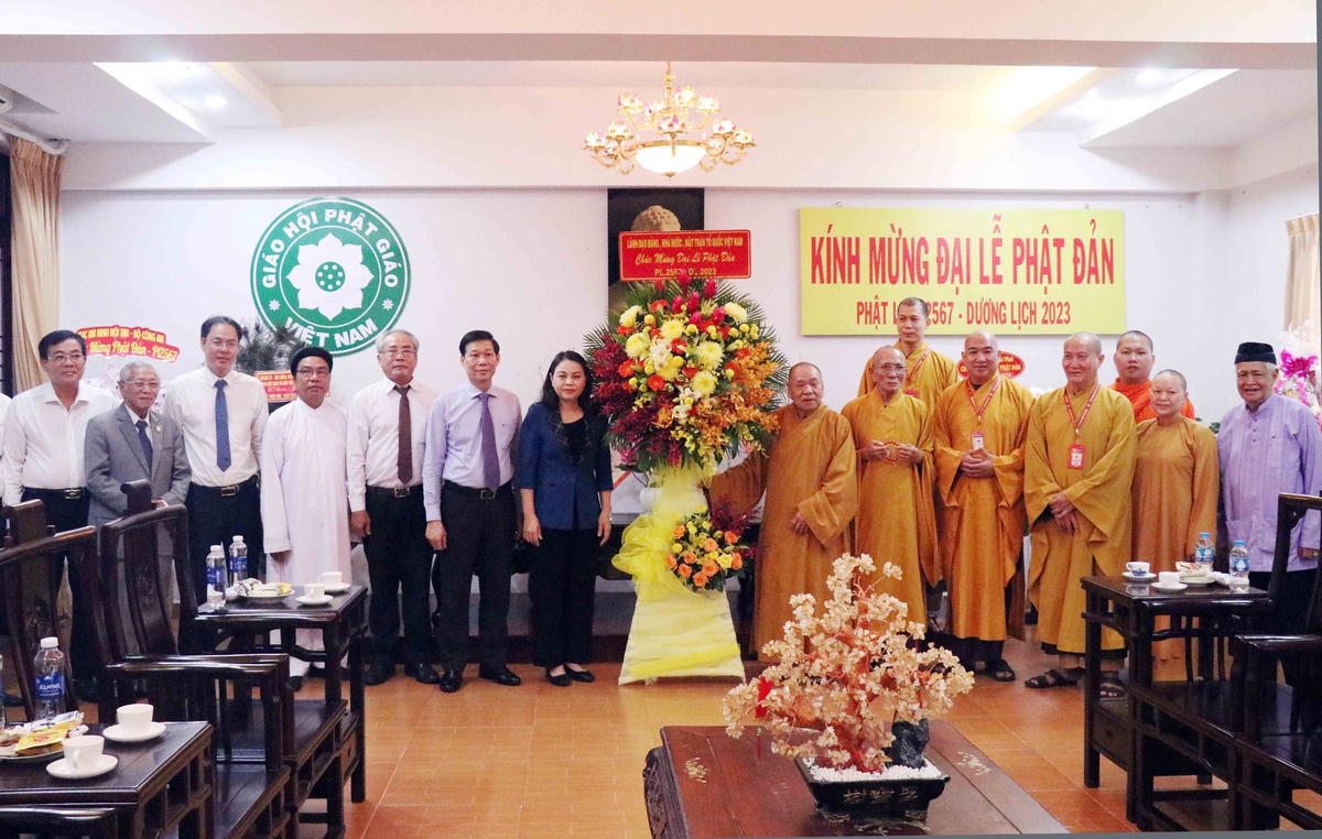 Ủy viên Trung ương Đảng, Phó Chủ tịch - Tổng Thư ký UBTƯ MTTQ Việt Nam Nguyễn Thị Thu Hà chúc mừng các vị chức sắc, tăng ni, phật tử tại Văn phòng II, Trung ương Giáo hội Phật giáo Việt Nam.