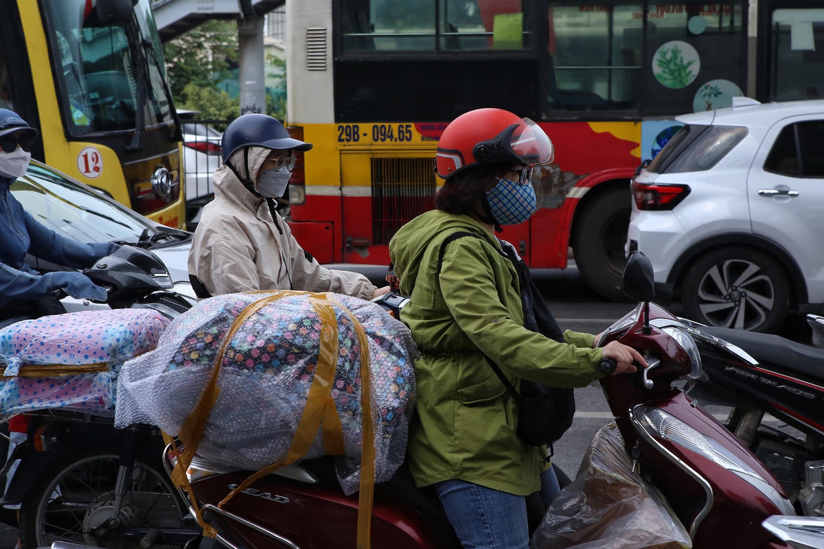 Người dân lỉnh kỉnh đồ đạc trở lại Thủ đô sau nghỉ lễ.