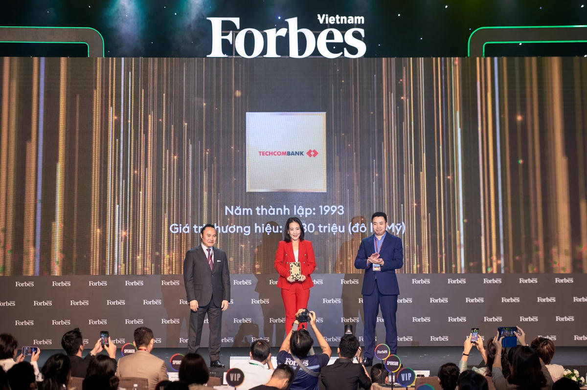 Bà Thái Minh Diễm Tú, Giám đốc Khối Tiếp thị Techcombank nhận danh hiệu Top2 thương hiệu tài chính dẫn đầu Việt Nam do Forbes tổ chức chiều 27/10.