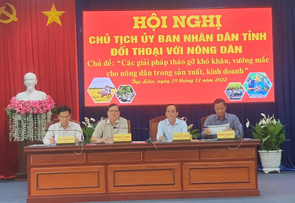 Chủ tịch UBND tỉnh Bạc Liêu Phạm Văn Thiều chủ trì buổi đối thoại với nông dân.