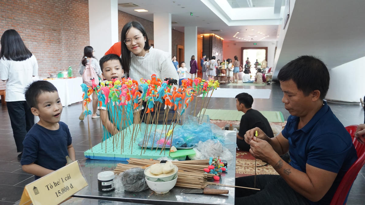 Trải nghiệm nặn tò he.