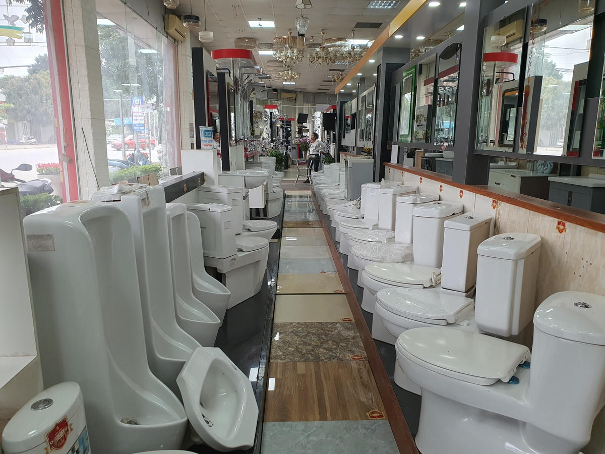 Bên trong siêu thị bày bán rất nhiều mặt hàng như vật liệu xây dựng, thiết bị vệ sinh.