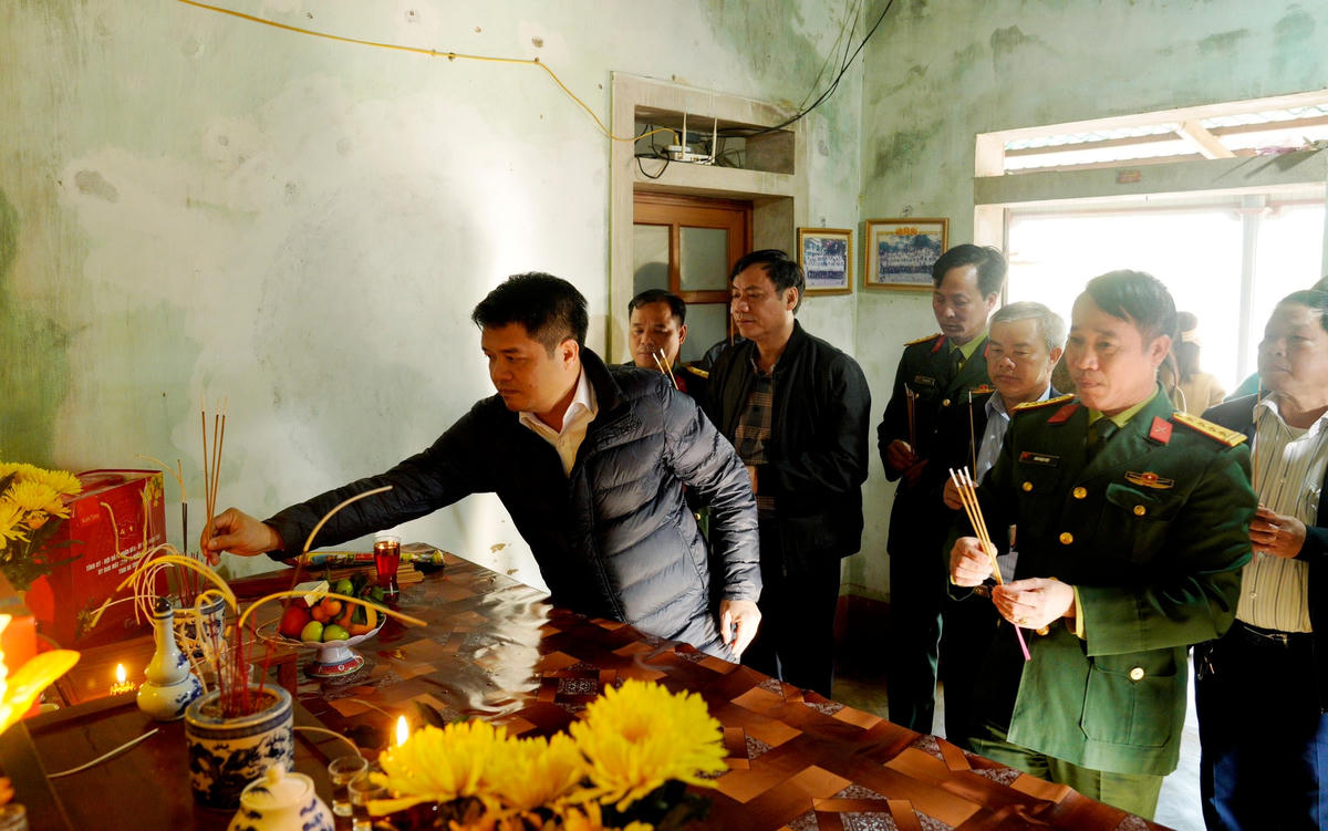 Đoàn công tác của Hà Tĩnh đến gia đình thân nhân liệt sĩ Cao Văn Tuất ở xã Kỳ Xuân.