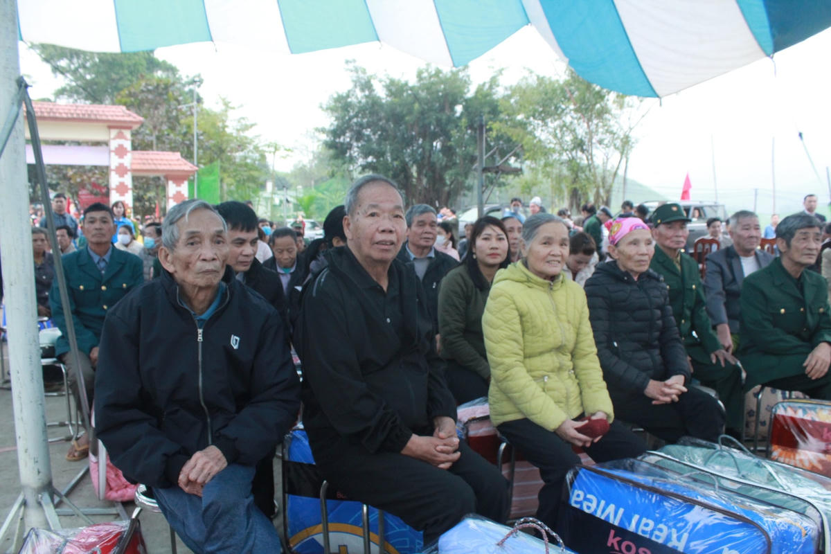 Người dân phấn khởi khi được nhận quà từ Đoàn công tác Trung ương do bà Bà Trương Thị Mai, Ủy viên Bộ Chính trị - Bí thư Trung ương Đảng - Trưởng Ban Tổ chức Trung ương làm trưởng đoàn trao tặng.Quang cảnh chương trình.
