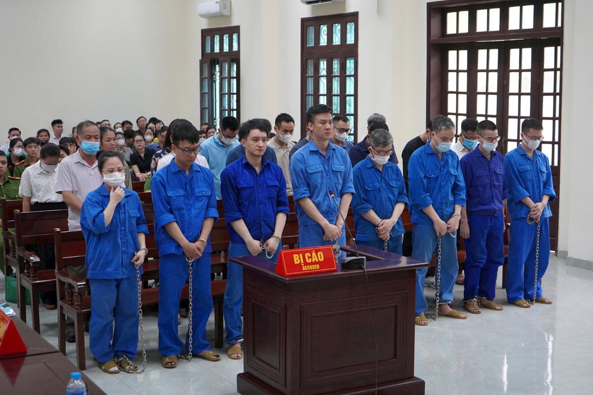 Trong số 22 bị cáo ra tòa, có 14 bị cáo là cựu cán bộ, lãnh đạo Chi cục Hải quan cửa khẩu Cảng Hải Phòng Khu vực 2. Ảnh: PT. 