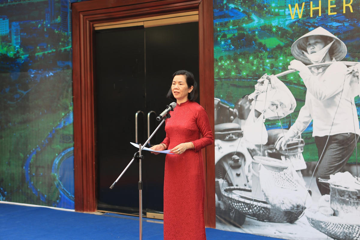 Bà Nguyễn Thị Minh Hương, Phó Chủ tịch Hội Liên hiệp Phụ nữ Việt Nam phát biểu tại lễ khai mạc. 