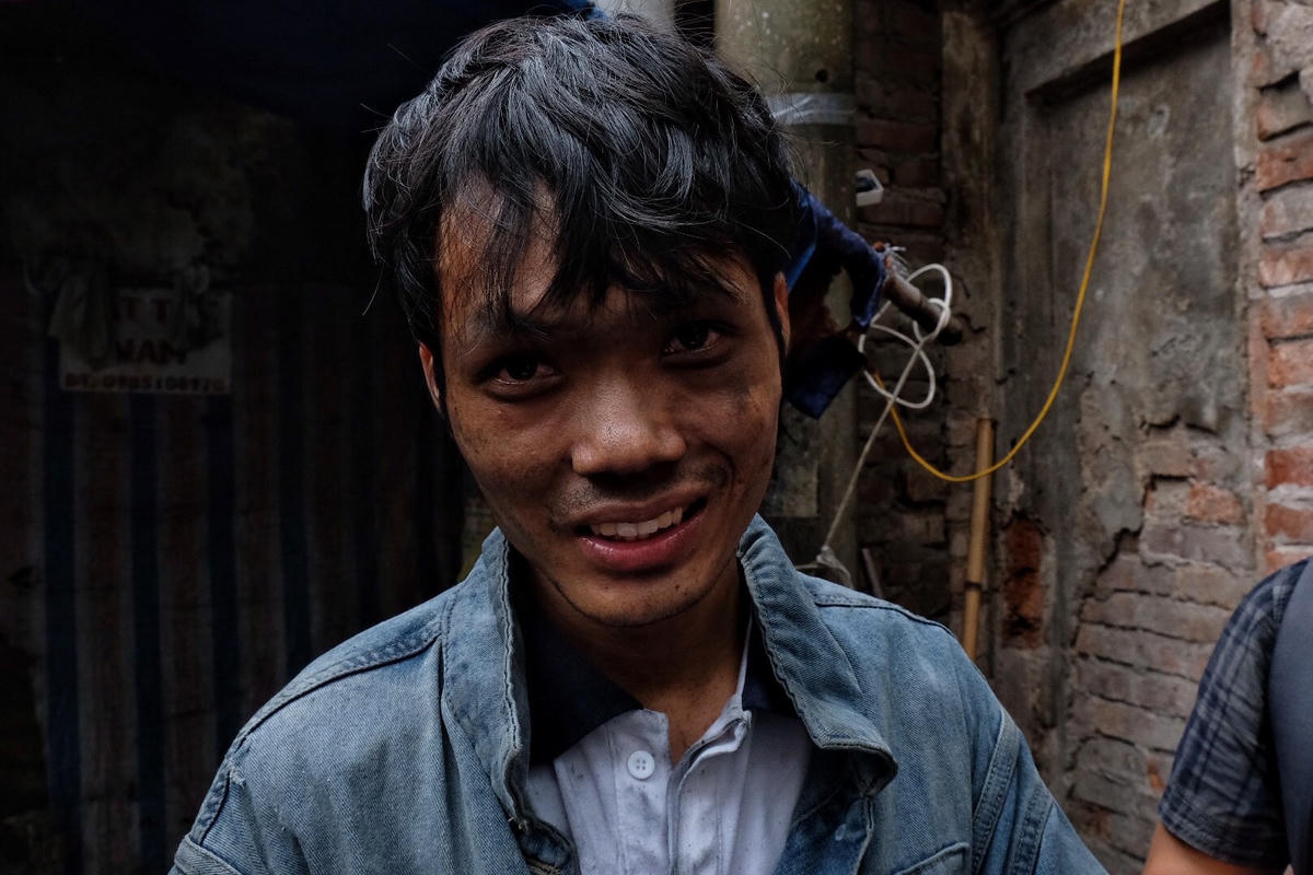 Hình ảnh anh Nguyễn Đăng Văn sau khi giải cứu thành công 2 người mắc kẹt.