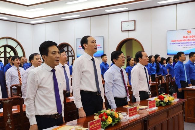 Đại hội tiến hành làm lễ chào cờ.