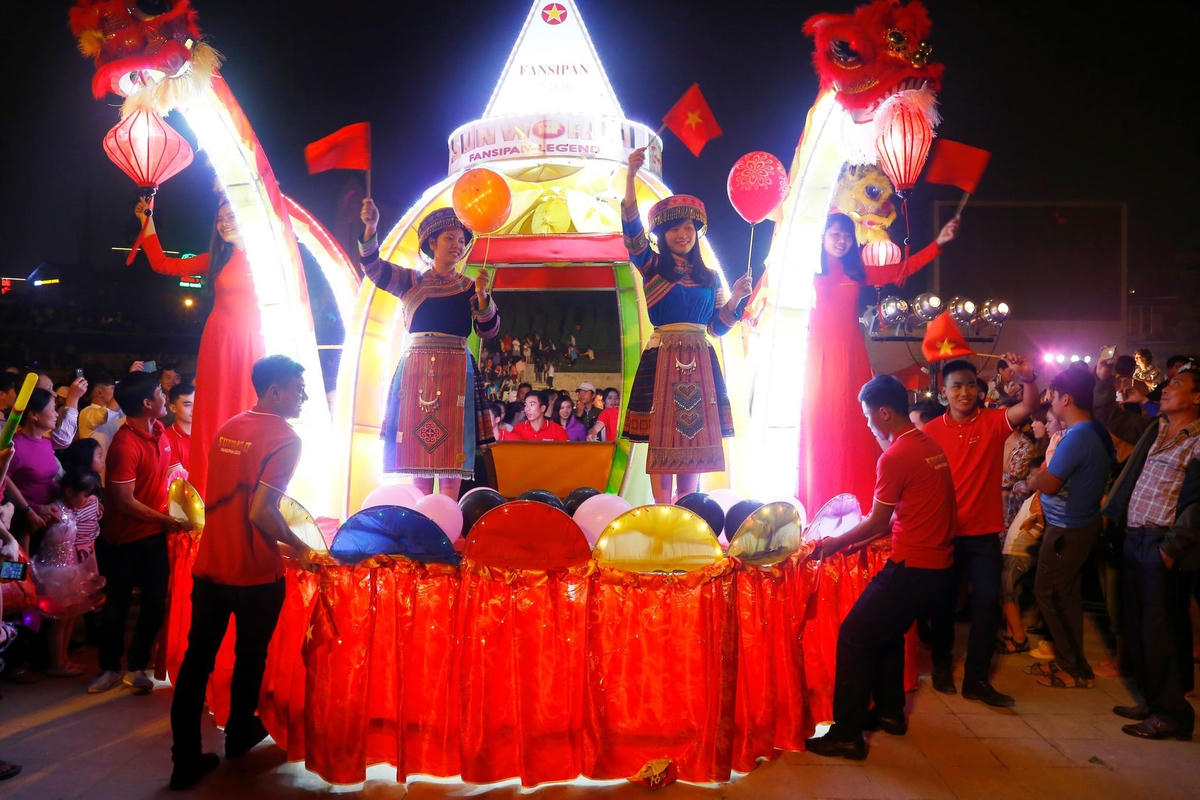 Đêm hội trăng rằm với những chiếc xe đèn khổng lồ rực sáng những con phố.