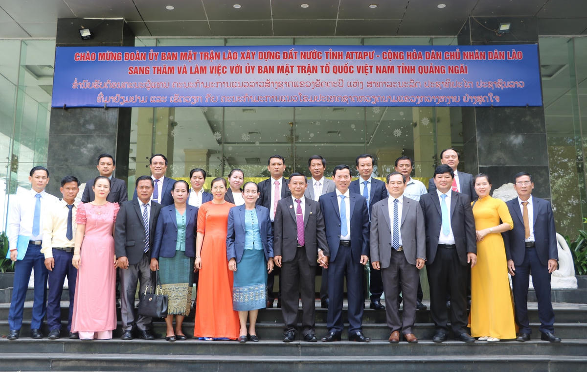 Các đại biểu Mặt trận 2 tỉnh Quảng Ngãi và tỉnh Attapư chụp ảnh lưu niệm.