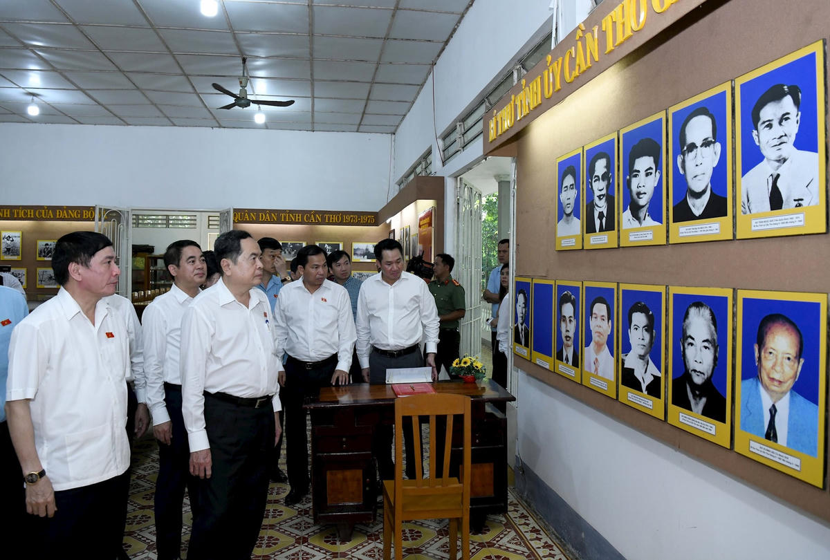chu-tich-quoc-hoi-tran-thanh-man-tham-khu-di-tich-can-cu-tinh-uy-can-tho.2.jpg