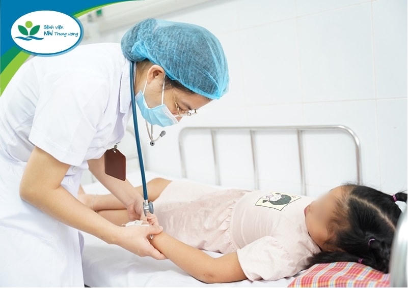 Bệnh nhi được điều trị sốt xuất huyết tại Trung tâm Bệnh nhiệt đới, Bệnh viện Nhi Trung ương. Ảnh: Xuân Tùng.  