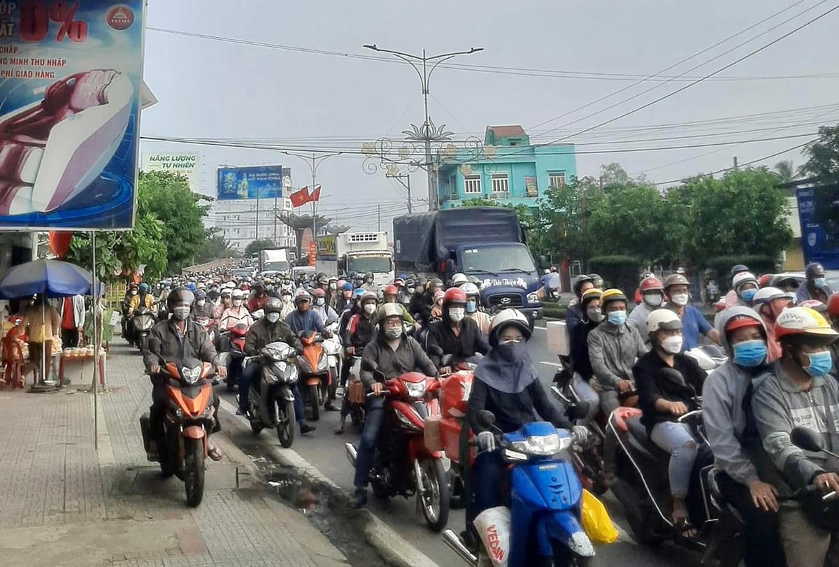Người dân quay trở lại TPHCM sau kỳ nghỉ lễ.
