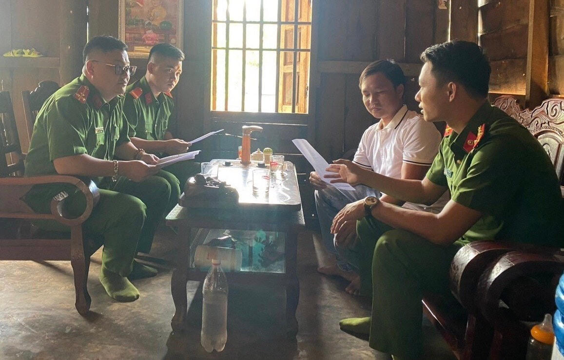 Hạ sĩ Vi Thành Việt cùng lực lượng Công an xã đến từng nhà dân để vận động người dân giao nộp vũ khí.
