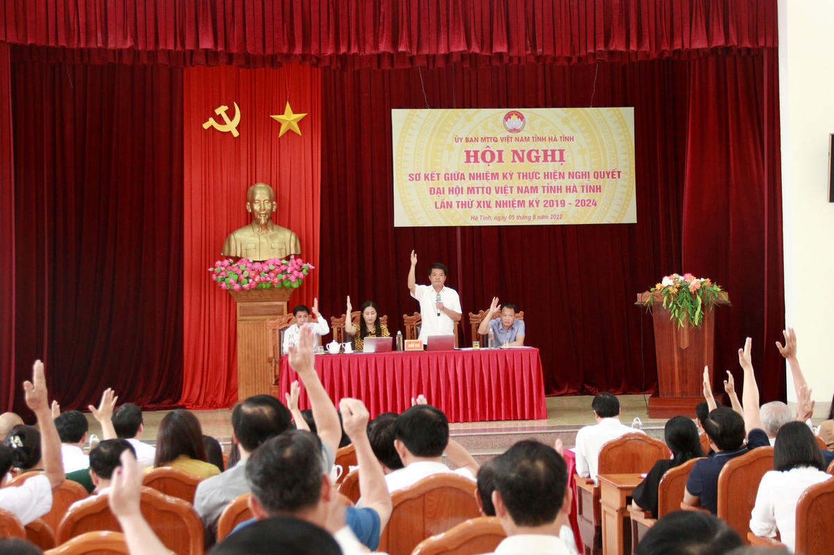Các đại biểu biểu quyết nhất trí bổ sung 4 Uỷ viên Uỷ ban MTTQ Việt Nam tỉnh khoá XIV nhiệm kỳ 2019 - 2024.