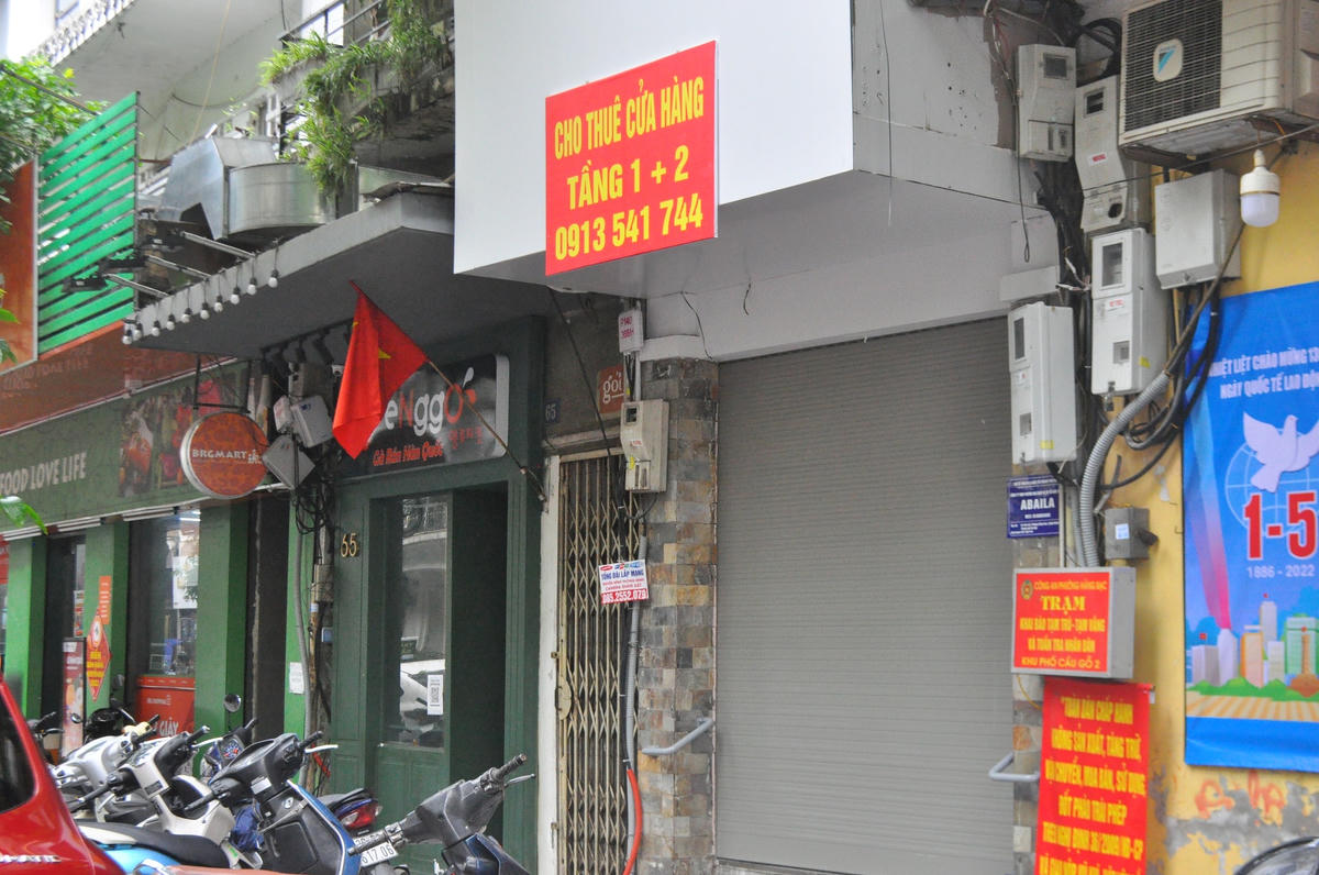 Nhiều nhà cho thuê tại các con phố như Hàng Ngang, Hàng Đào, Đinh Liệt, Cầu Gỗ... treo biển tìm khách đã lâu nhưng vẫn chưa có dấu hiệu "hồi sinh".