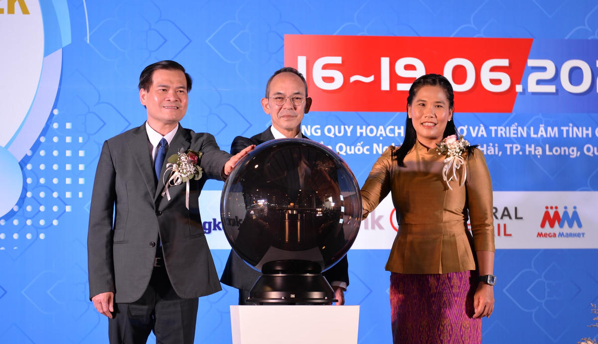 Các đại biểu bấm nút khai mạc Tuần lễ sản phẩm Thái Lan 2022 tại Quảng Ninh.