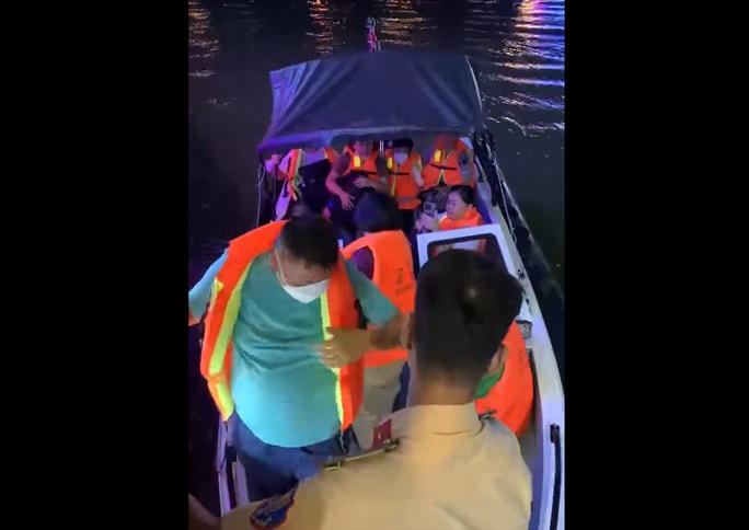 Du khách được đưa từ tàu du lịch xuống ca nô để vào bờ. Ảnh CSGT đường thủy Đà Nẵng.