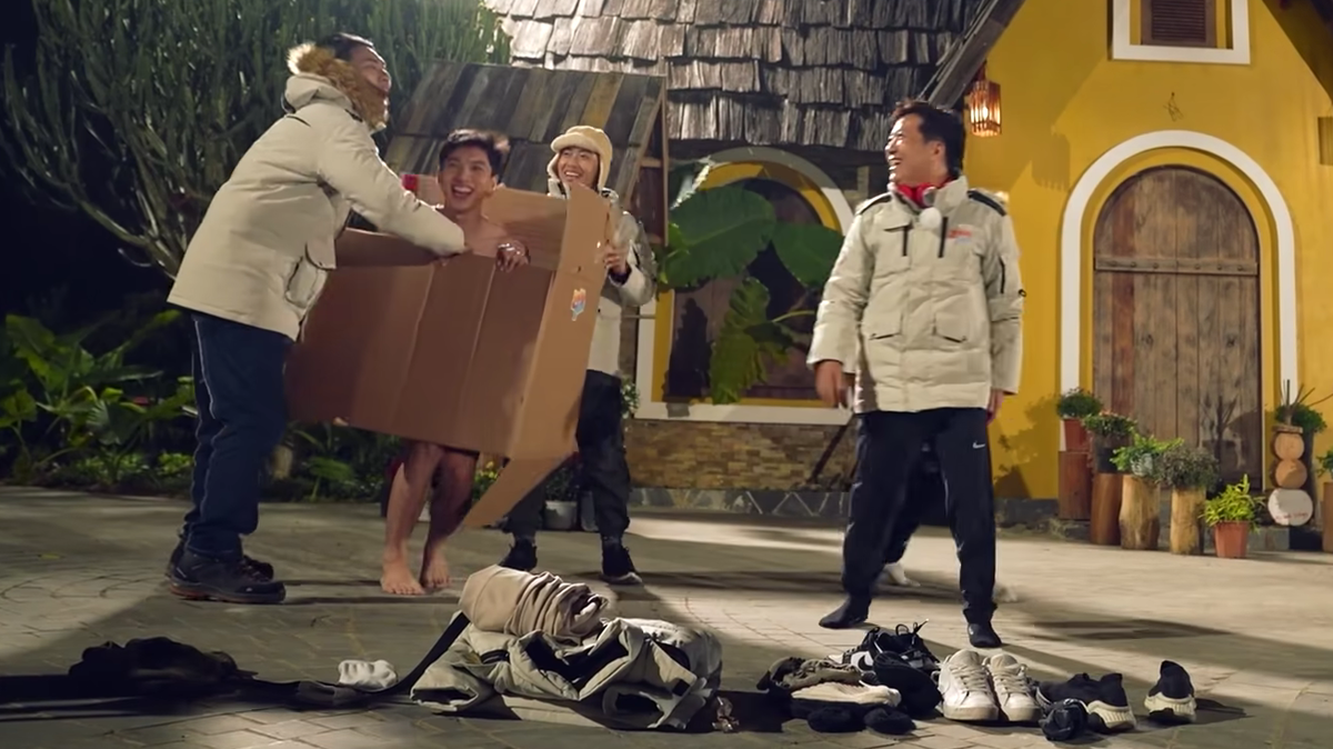 Hình ảnh phản cảm trong gameshow thực tế “2 ngày 1 đêm”. Ảnh: Phúc Kha.