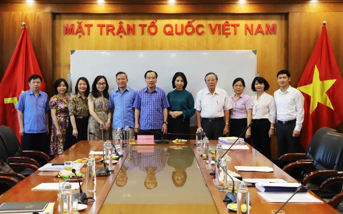 Phó Chủ tịch Ngô Sách Thực chúc mừng Ban Chủ nhiệm đề tài.