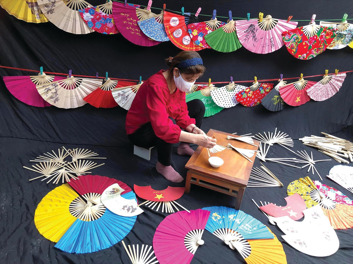 Không gian làm quạt tại nhà của nghệ nhân Nguyễn Thị Tuấn.