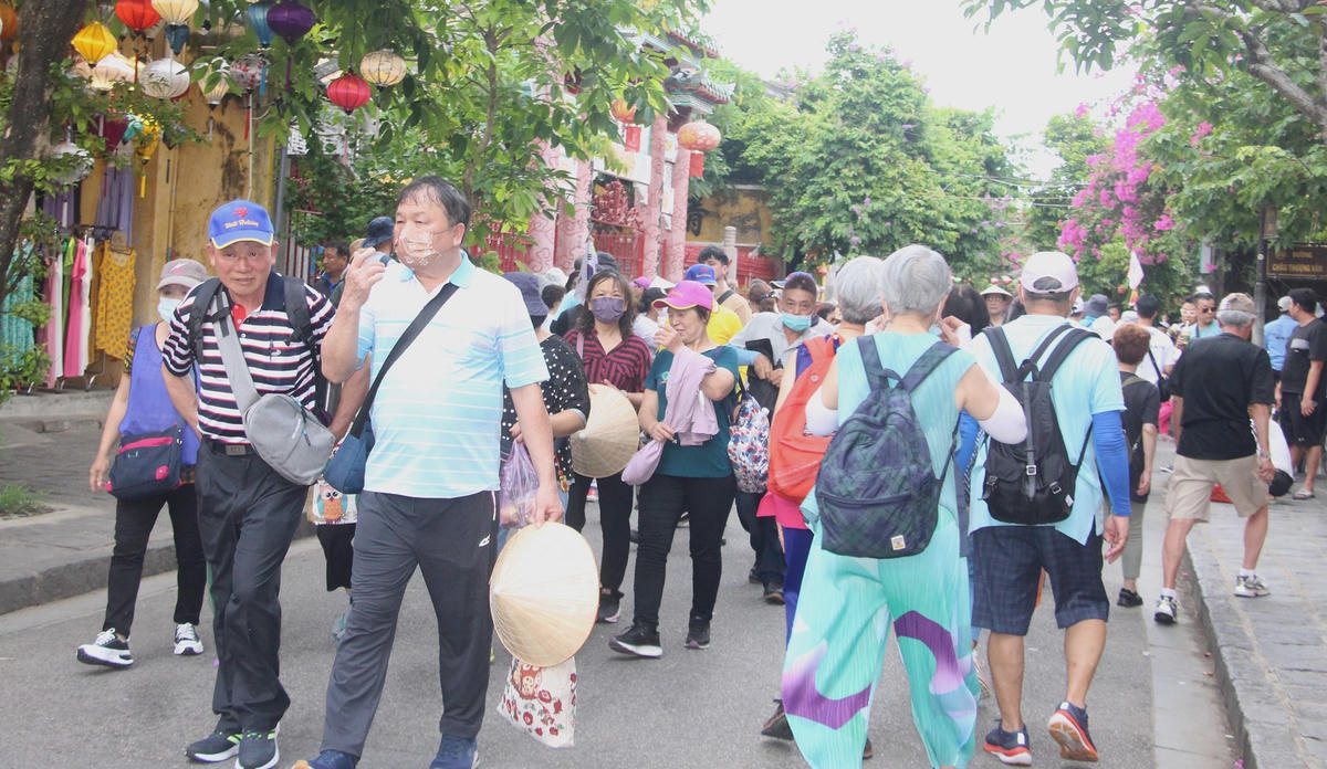 Rất đông du khách tham quan đường Trần Phú, TP Hội An.