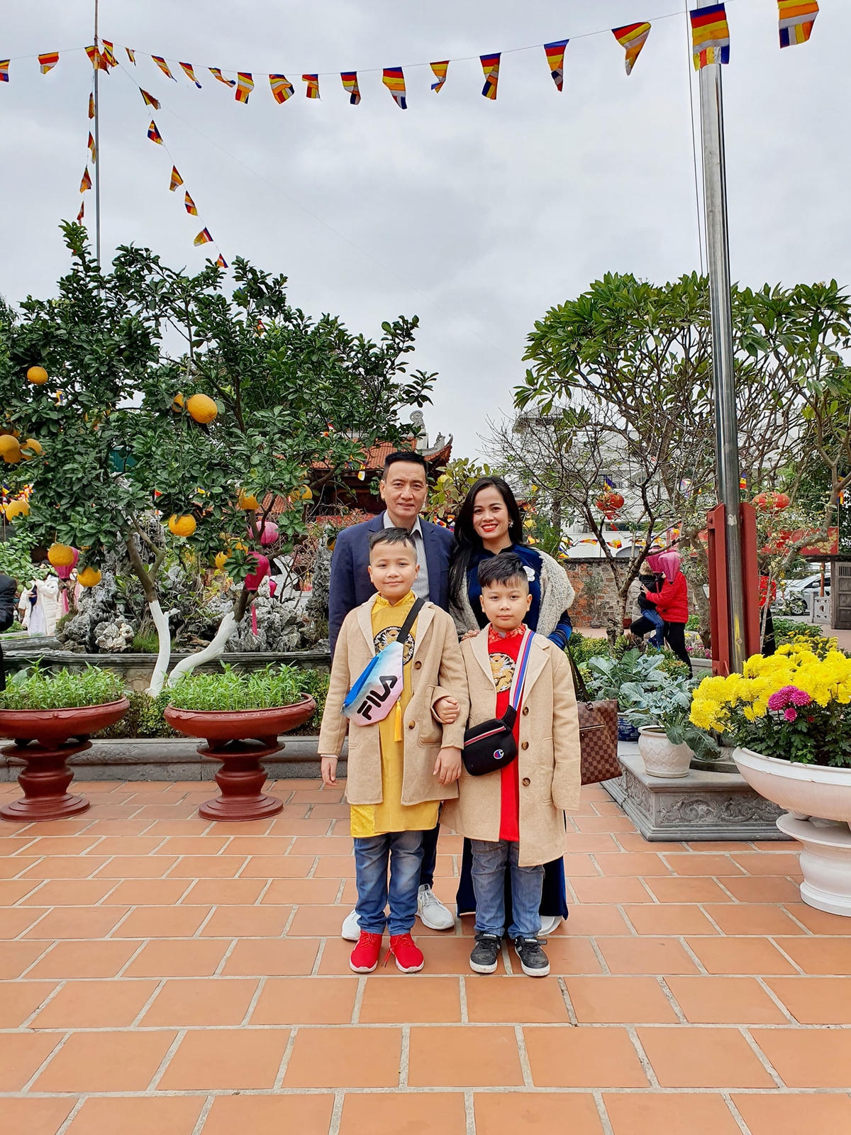 Thu Hà bên gia đình của mình. 