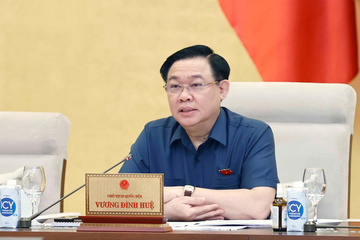 Chủ tịch Quốc hội Vương Đình Huệ phát biểu tại phiên họp.