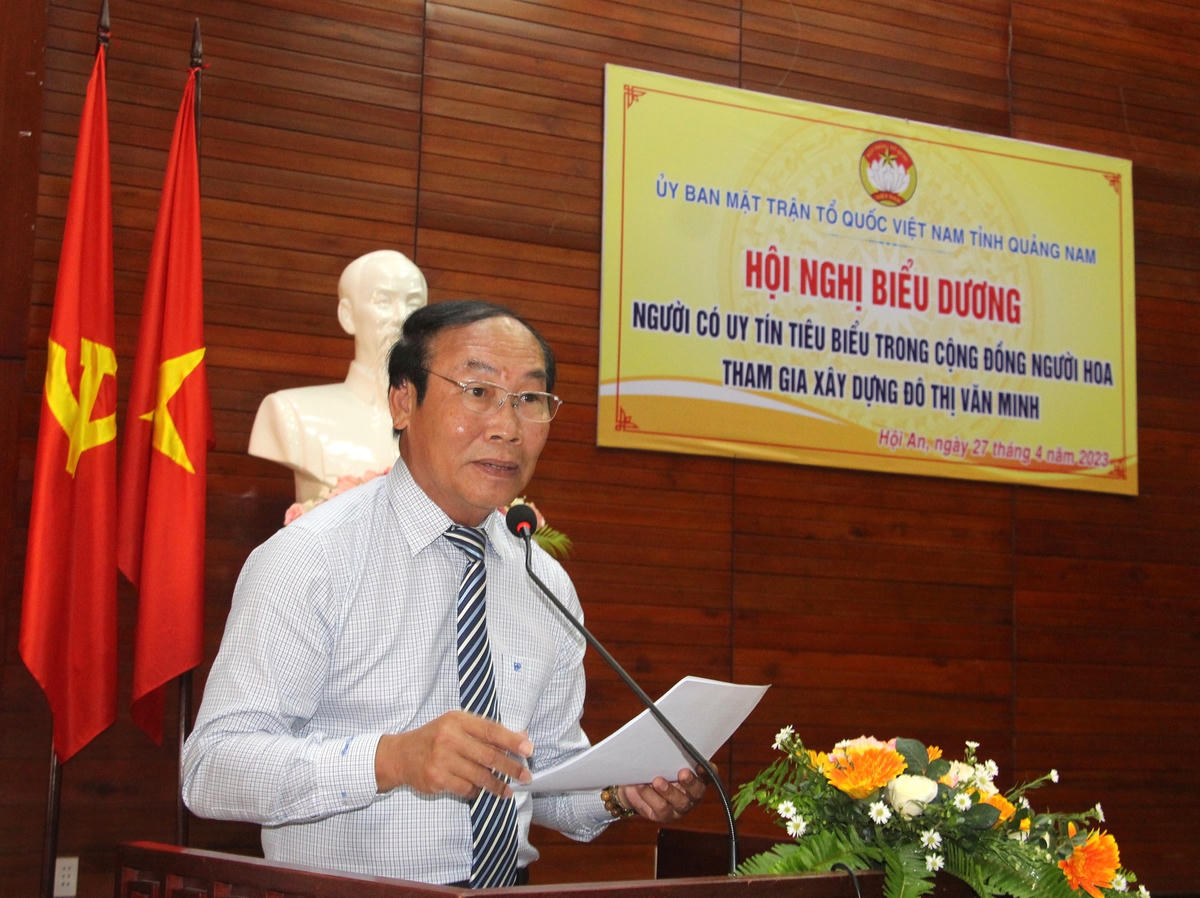 Ông Võ Xuân Ca, Chủ tịch Ủy ban MTTQ Việt Nam tỉnh Quảng Nam phát biểu khai mạc Hội nghị.