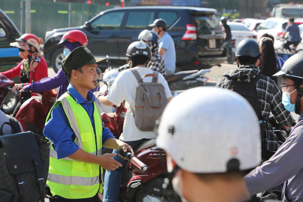 Công nhân của đơn vị thi công cũng rất vất vả để phân luồng trong thời tiết nắng nóng.